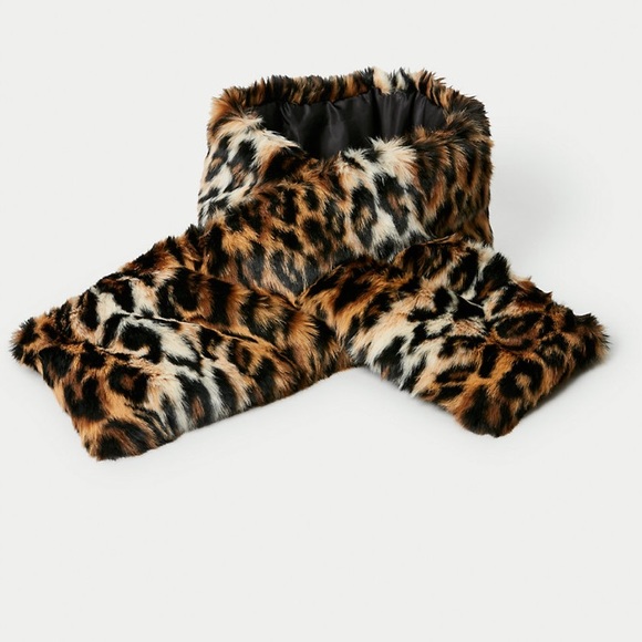 - ARITZIA Auxiliary Leopard Faux Fur Collar - Picture 5 of 5